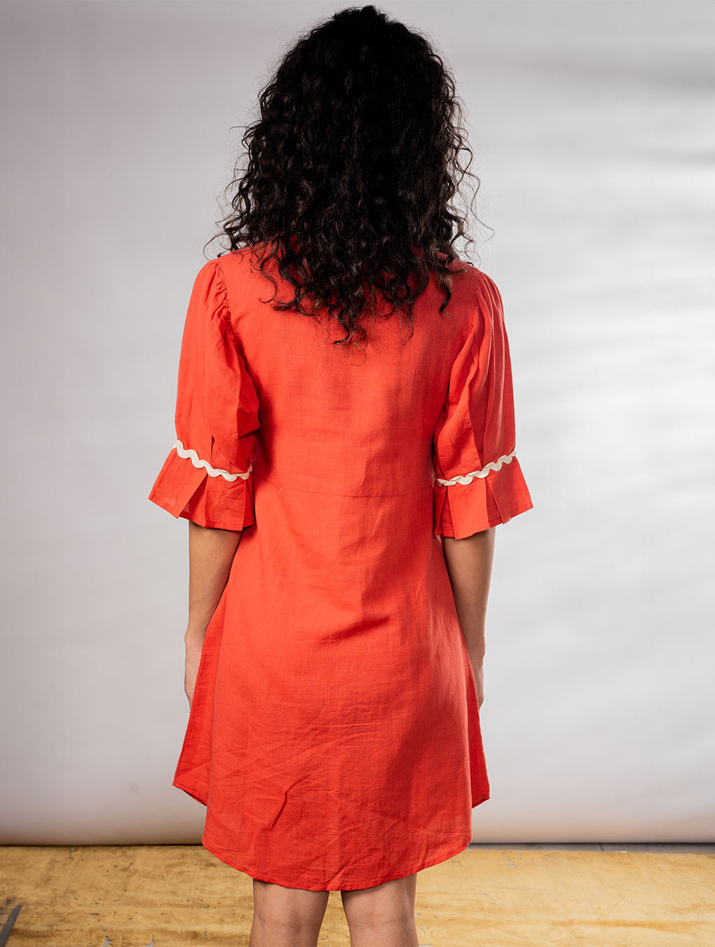 Linen Dress with Cuff Highlighting and Front Embroidery